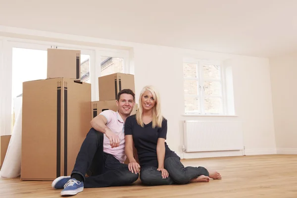 Casal se movendo para uma nova casa juntos — Fotografia de Stock