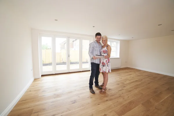 Pareja joven mirando los detalles de la propiedad para un nuevo hogar —  Fotos de Stock