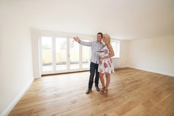 Paar mit Immobiliendetails schaut sich nach neuem Zuhause um — Stockfoto