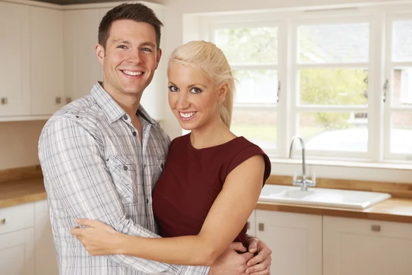 Casal jovem na primeira casa juntos — Fotografia de Stock