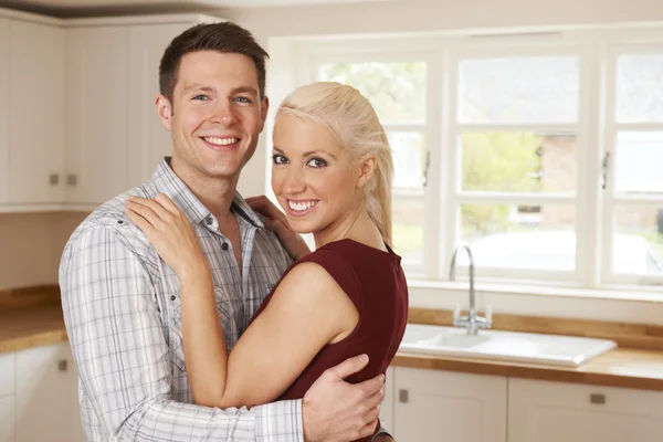 Junges Paar in neuem Zuhause zusammen — Stockfoto
