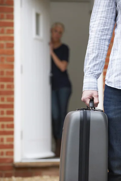 Homme avec valise emballée laissant femme — Photo