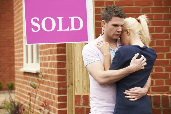 Молодая пара вынуждена продавать дом через финансовые проблемы — стоковое фото