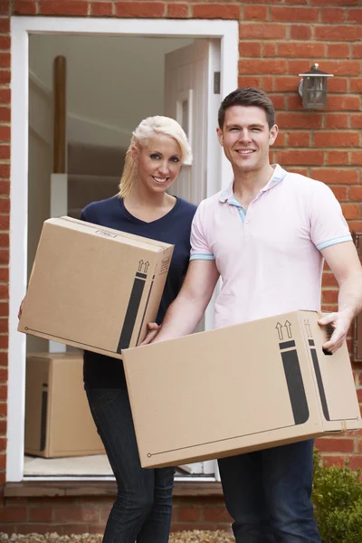 Unga par som flyttar till nytt hem tillsammans — Stockfoto