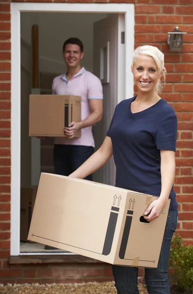 Young Couple Moving Into New Home Together — Stock Photo, Image