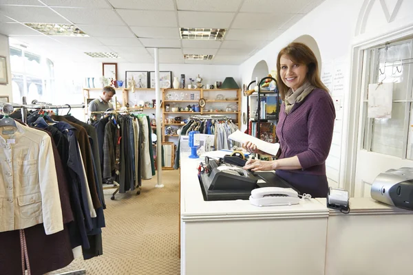 Bénévole dans la boutique de charité avec le client — Photo