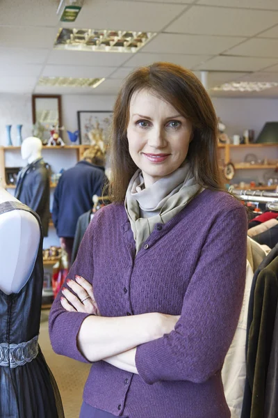 Portrait de bénévole travaillant dans un magasin de bienfaisance — Photo