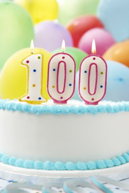 Pasta kutluyor 100 doğum günü