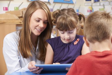 İlköğretim Okulu öğrenci kullanım dijital Tablet yardımcı öğretmen