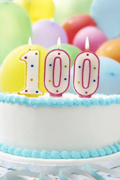 蛋糕庆祝诞辰 100 周年 — 图库照片