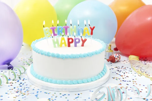 Celebracja ciastko z świece pisowni szczęśliwy urodziny — Zdjęcie stockowe