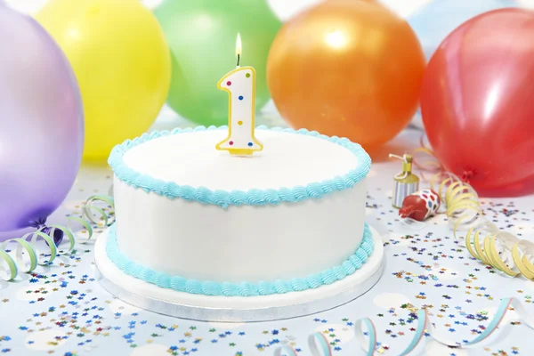 아이의 첫 번째 생일을 축 하 하는 케이크 — 스톡 사진