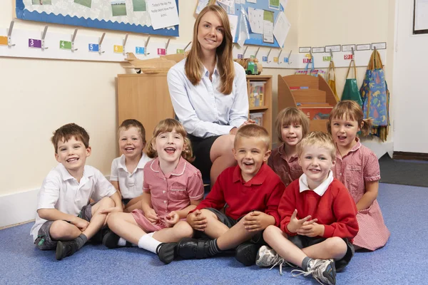 Basisschool kinderen met leraar In de klas — Stockfoto