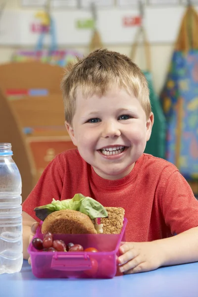 Aluno da escola primária com caixa de almoço saudável — Fotografia de Stock