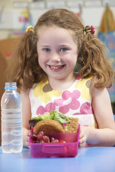 Élève de l'école primaire avec boîte à lunch saine — Photo