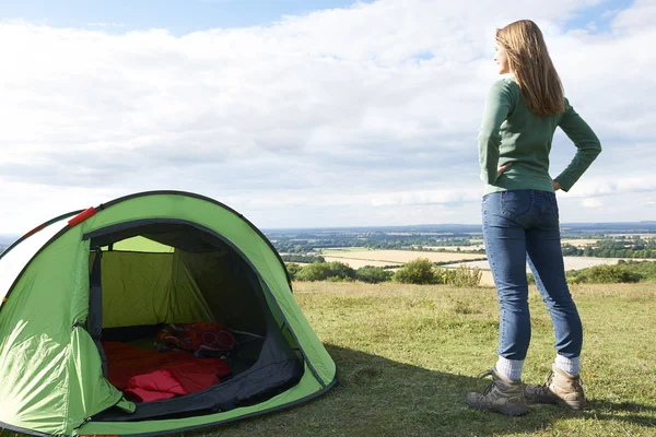 Kvinna som du beundrar utsikten på campingsemester — Stockfoto