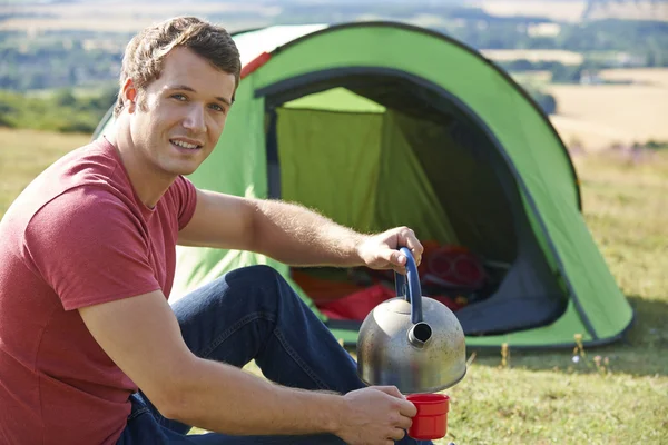 Homem jovem acampar no campo — Fotografia de Stock