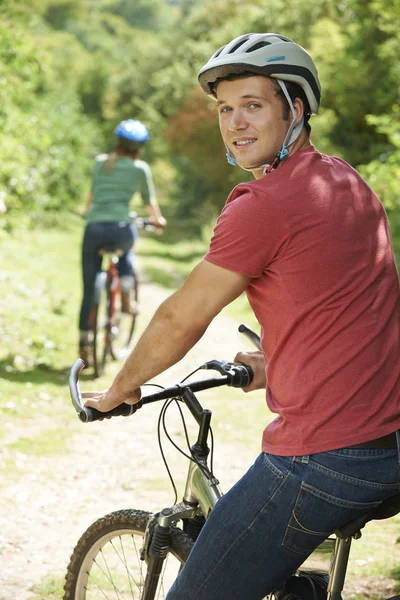 Fiatal pár kerékpározás vidéken — Stock Fotó