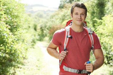 Zammı ile kırsal üzerinde genç adam