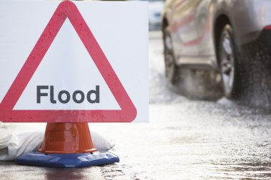 Uyarı araçları ile sular altında yolda trafik işareti