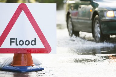 Su dolu yolda trafik işaretleri uyarı
