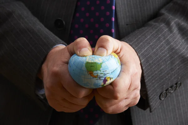 Biznesmen wyciskanie Globe w Ameryce Północnej — Zdjęcie stockowe