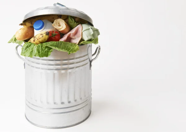 Les aliments frais dans les ordures peuvent illustrer les déchets — Photo