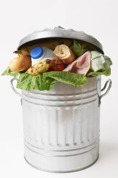 Alimentos frescos em lata de lixo para ilustrar o desperdício — Fotografia de Stock