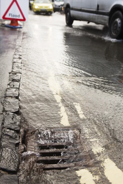 Water gieten afvoer overstroomd onderweg — Stockfoto