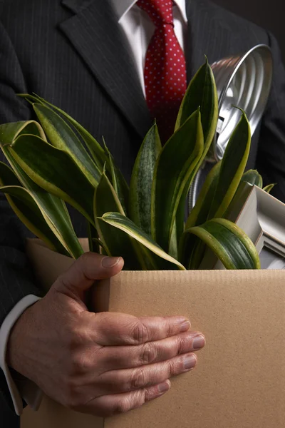 Gekündigter Geschäftsmann trägt Habseligkeiten in Schachtel — Stockfoto