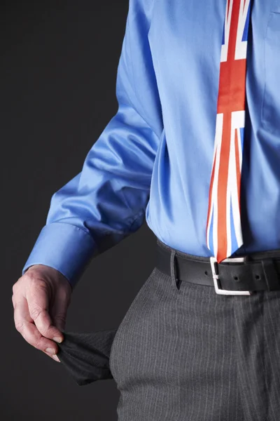 Βρετανός επιχειρηματίας φορώντας Union Jack γραβάτα τραβώντας έξω τσέπη για να — Φωτογραφία Αρχείου