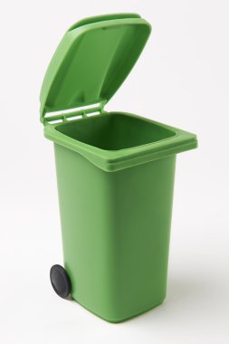Geri dönüşüm kutusu beyaz zemin üzerine yeşil