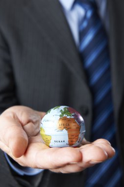Küre elinde tutan işadamı