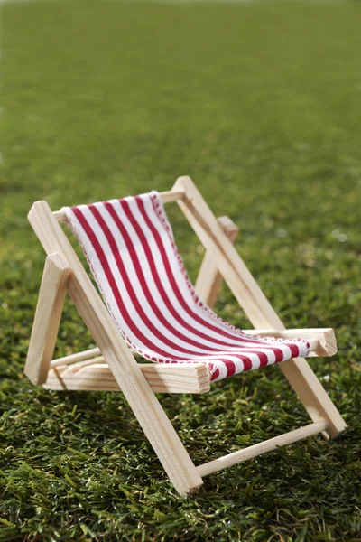 Modell Liegestuhl auf Gras — Stockfoto
