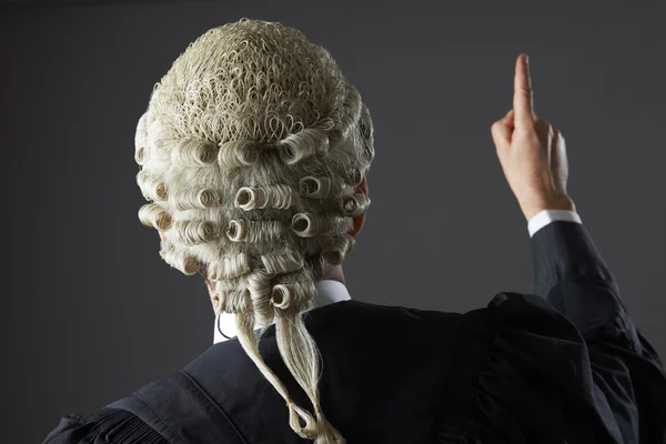 Адвокат произносит речь в суде — стоковое фото