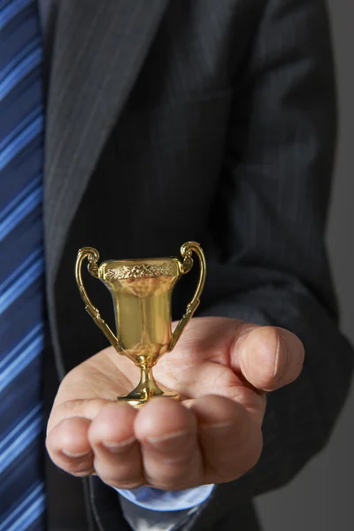 Geschäftsmann mit kleiner Trophäe — Stockfoto