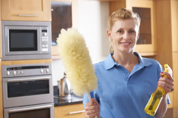 Femme Nettoyant travaillant dans la cuisine — Photo