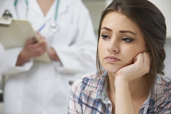 Menina adolescente com nomeação na cirurgia do médico — Fotografia de Stock