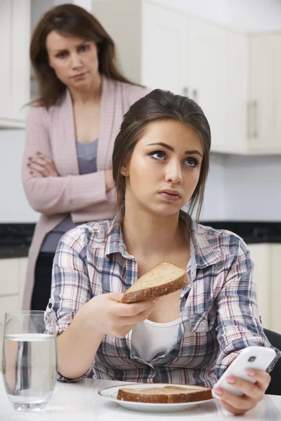 Anya aggódik a tizenéves lánya diéta — Stock Fotó