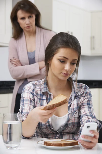 Mutter sorgt sich um die Ernährung ihrer Tochter — Stockfoto