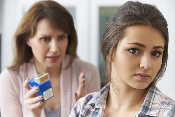 Madre hablando con la hija adolescente sobre los peligros de fumar —  Fotos de Stock