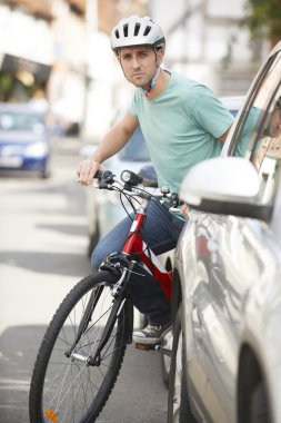 Genç adam kentsel sokakta Bisiklete binme