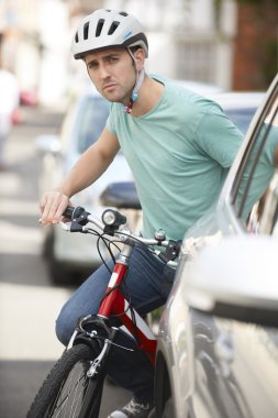 Kırsalda bisiklete binen genç çift