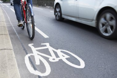 Adam bisiklet kullanma döngüsü Lane trafik hız son
