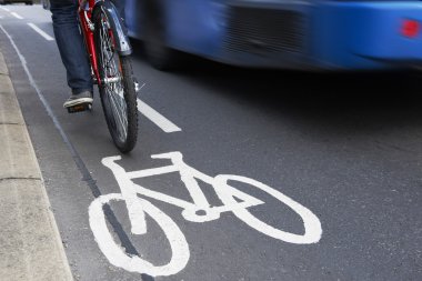 Adam bisiklet kullanma döngüsü Lane trafik hız son