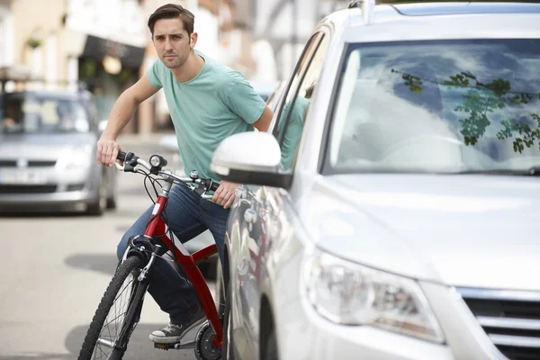 Joven ciclismo en la calle urbana — Foto de Stock