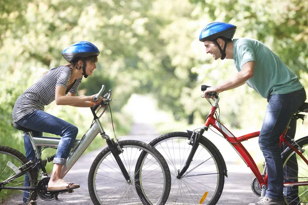 Young Couple Cycling On Country Road — Stock Photo, Image