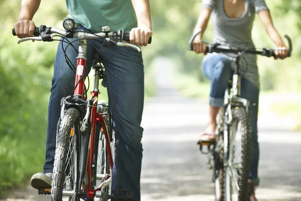 Primer plano de pareja en paseo en bicicleta por el país — Foto de Stock