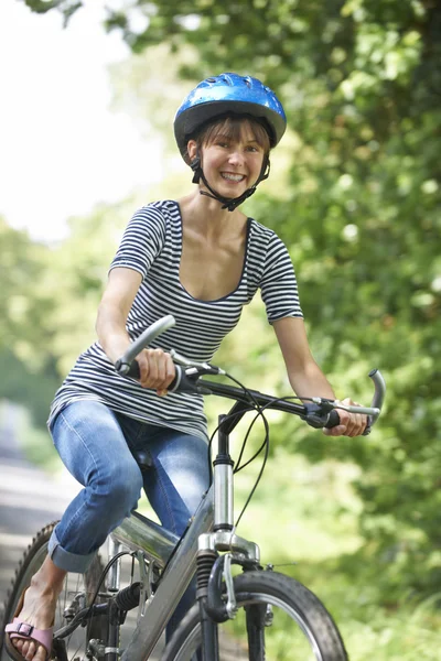 Молодая женщина ездит на велосипеде по стране — стоковое фото