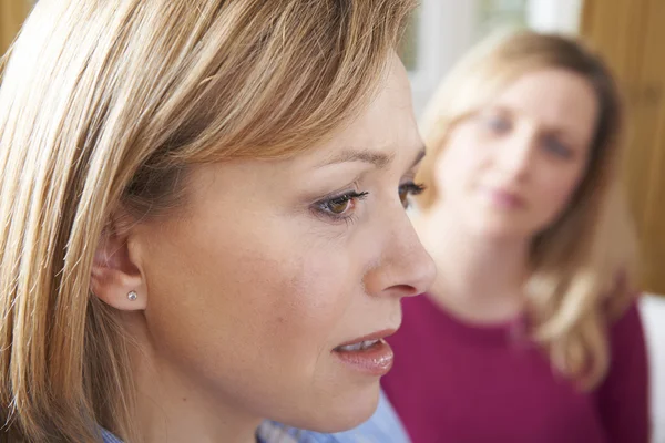 Mulher infeliz em conversa com amigo ou conselheiro — Fotografia de Stock
